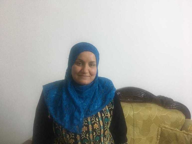 السيدة فاطمة الصالح بدأت مشروعها البيتي في صناعة المأكولات الشعبية ليصبح مصدر دخل عائلتها الرئيسي خلال مدة وجيزة. (الجزيرة)