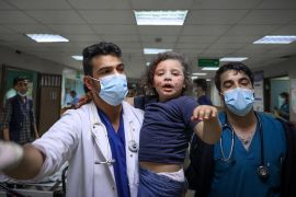 الحالات التي تصل إلى المستشفيات في غزة أغلبها لأطفال ومدنيين بحالات معقدة (الجزيرة)