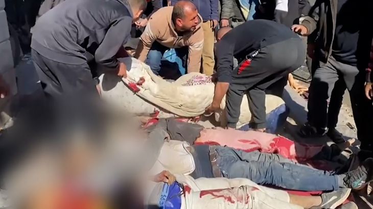 تكدس جثث شهداء على الأرض وفوق شاحنات بعد مجزرة شارع الرشيد بغزة
