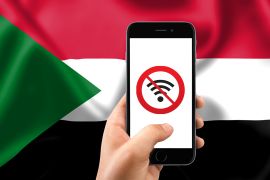 قطع الاتصالات والإنترنت تسبب في عزل السودان عن العالم (الجزيرة)
