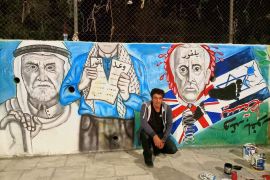 الفنان أمام جداريته وعد بلفور المصدر الجزيرة