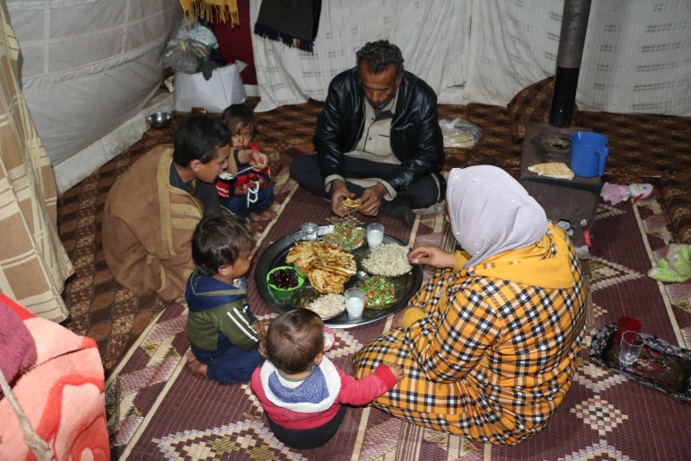 سوريا - إدلب - يتملك النازحون السوريون الحنين لقضاء إفطار في منازلهم بدلاً من الخيام