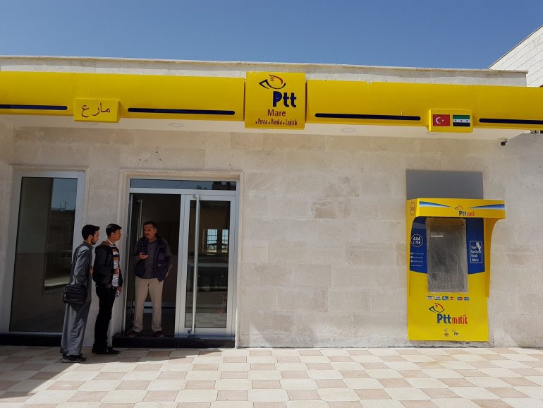 تقدم مراكز البريد التركية شمال سوريا خدمات مالية محدودة للأهالي. (الجزيرة)