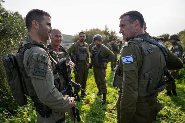 رئيس أركان الجيش هرتسي هليفي يتفقد الجنود خلال المناورة بالجولان. (جميع الصور من تصوير المتحدث باسم الجيش الإسرائيلي عممها للاستعمال الحر لوسائل الإعلام)