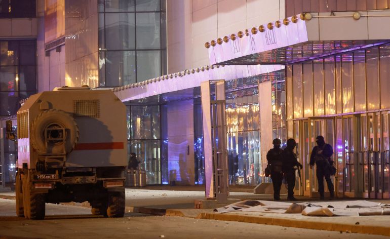 اعتقال 11 من المشتبه بضلوعهم بهجوم موسكو وتنظيم الدولة يتبناه 6