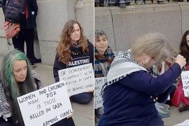 مجموعة من السيدات في بريطانيا يحلقن رؤوسهن أمام مقر البرلمان تضامنا مع غزة