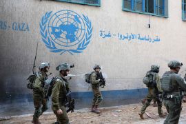 جنود إسرائيليون قرب مقر الأونروا المركزي في قطاع غزة (الفرنسية)