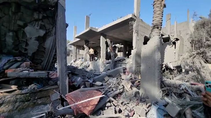 شهداء ومصابون بغارة إسرائيلية استهدفت مسجد وخيام نازحين في دير البلح