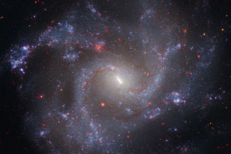 مجرة (NGC 5468) الحلزونية ذات أربع أذرع، تحتوي على أبعد نجم متغيّر قيفاوي عند مسافة 130 مليون سنة ضوئية (ناسا)