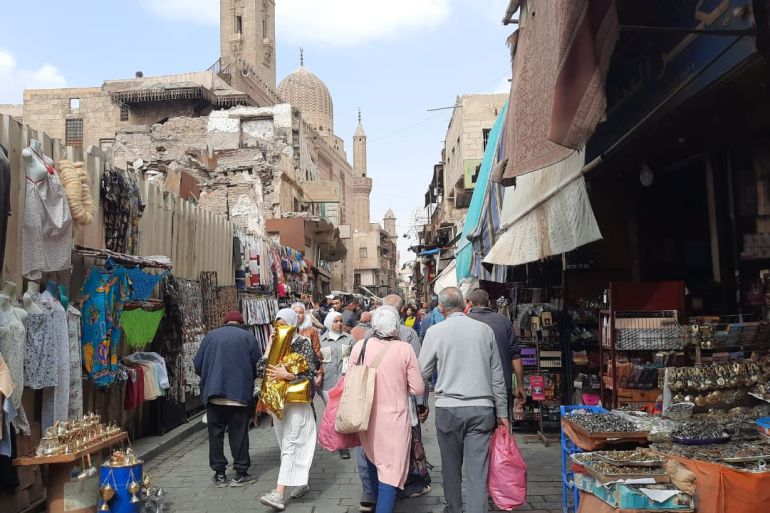 المصريون يترقبون خفض الأسعار في الأسواق كما وعدت الحكومة (الجزيرة)