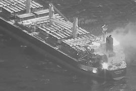 سفينة شحن ترفع علم ليبيريا تعرضت لهجوم بالصواريخ في خليج عدان في مارس/آذار الماضي (وكالة الأناضول)