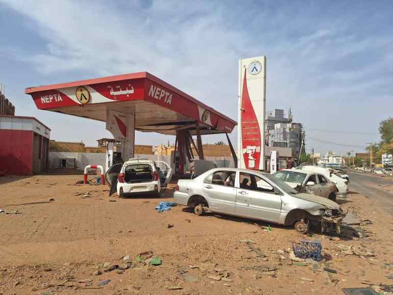 السيارات التالفة ومحطات الوقود المعطلة هي السمة الابرز في شوارع الخرطوم