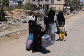 سكان من مخيم النصيرات وسط القطاع ينزحون مجددا يوم السبت بعد بدء الاحتلال عدوانا جديدا عليه (الجزيرة)