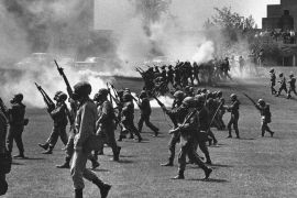 جنود الحرس الوطني يتجهون لقمع الطلاب بجامعة كينت الأميركية 4 مايو/أيار 1970 (أسوشيتد برس)