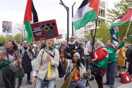 وقفة احتجاجية أمام مقر لجنة الألعاب الأولمبية في باريس تطالب بمقاطعة الوفد الإسرائيلي (الجزيرة)