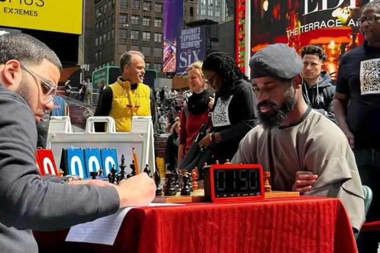 بطل الشطرنج النيجيري توندي أوناكويا يحطم الرقم القياسي العالمي بعد أن لعب دون توقف لمدة 58 ساعة