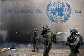 جنود إسرائيليون أمام وكالة الأونروا في قطاع غزة (رويترز)