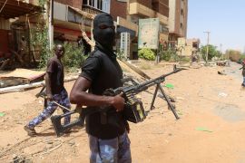 محللون يرون أن الحاضنة القبلية والاجتماعية للدعم السريع انقسمت عليه وتغيرت مواقف زعماء القبائل لصالح الجيش السوداني (رويترز)