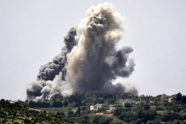 الدخان يتصاعد إثر غارة إسرائيلية على بلدة علما الشعب جنوب لبنان (الفرنسية)