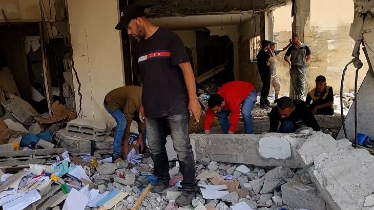 جهود البحث عن أشلاء شهداء عقب قصف إسرائيلي على الحي السعودي بمدينة رفح
