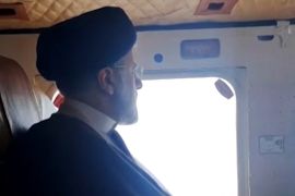 صورة من مقطع فيديو نشرته شبكة التلفزيون الحكومية الإيرانية للرئيس إبراهيم رئيسي على متن المروحية التي سقطت عصر الأحد