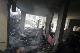 فلسطينيون يفتشون عن مفقودين تحت أنقاض منزل دمرته غارة جوية إسرائيلية في مخيم النصيرات (الأوروبية)