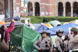 قوات من شرطة كاليفورنيا أمس الأربعاء أمام خيام المعتصمين في حرم الجامعة (الفرنسية)