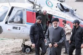 الرئيس الإيراني الراحل إبراهيم رئيسي خلال إحدى رحلاته بمروحية داخل البلاد (الصحافة الإيرانية)