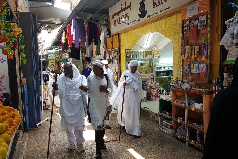 2-أسيل جندي، سوق خان الزيت، البلدة القديمة، مجموعة سياحية إثيوبية في طريقها إلى كنيسة القيامة(الجزيرة نت)