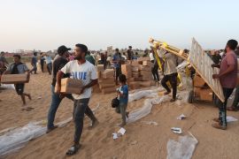 أعلنت سنتكوم يوم الجمعة تحرك أولى شاحنات المساعدات الإنسانية عبر الرصيف العائم إلى داخل قطاع غزة (رويترز)