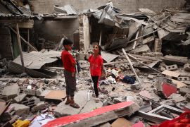 طفلان فلسطينيان في منزل دمره القصف الإسرائيلي بمدينة رفح (الفرنسية)