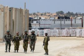 جيش الاحتلال يفرض قيودا كبيرة على دخول المساعدات الإنسانية لغزة المحاصرة (الفرنسية)