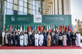 رؤساء وفود الدول المشاركة بالقمة الإسلامية الـ15 المنعقدة في غامبيا (الفرنسية)