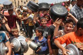 أطفال فلسطينيون يصطفون للحصول على الغذاء في رفح جنوبي قطاع غزة (الفرنسية)