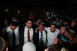 وزير الأمن الإسرائيلي بن غفير يتوسط أنصاره خلال مظاهرة تدعو لتوسيع المستوطنات بالضفة المحتلة (رويترز)