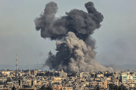 الدخان يتصاعد من قصف إسرائيلي لمنطقة خان يونس (الفرنسية)